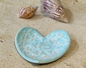 Plato de cerámica artesanal con forma de corazón: cuenco de gres blanco cremoso azul claro para joyas.