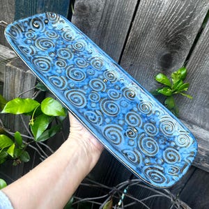 Bandeja de cerámica, fuente de servir de cerámica hecha a mano, bandeja de cerámica con textura en espiral, regalo de cerámica para el hogar, bandeja decorativa artesanal azul aciano