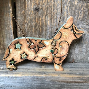 Handgemaakt keramisch corgi-ornament: aardewerk hondenmuurkunst