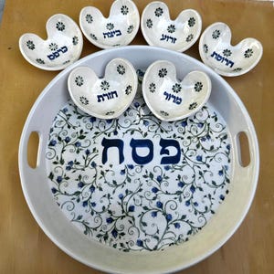 Steingut Seder Teller: Wildblumen-Design, Herzschalen, Jedaica Passah Geschenk, Seder Teller-Set, Hebräisch Pessach, jüdisches Haus