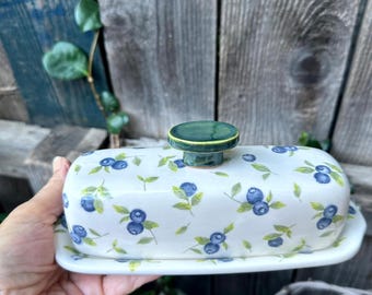 smörskål, smörskål med lock i fransk stil i keramik, blåbärsdesign, smörskål i köksbänkskiva, inflyttningspresent