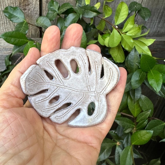 モンステラ葉模様 陶器茶碗 手作りのセラミック製モンステラの葉型皿：トロピカルな装飾陶器