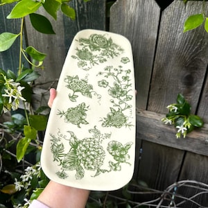 Bandeja de cerámica, fuente de servir de cerámica hecha a mano, bandeja de cerámica verde bosque con textura floral, regalo de cerámica para el hogar, bandeja de hortensias y rosas