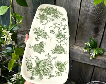 Bandeja de cerámica, fuente de servir de cerámica hecha a mano, bandeja de cerámica verde bosque con textura floral, regalo de cerámica para el hogar, bandeja de hortensias y rosas