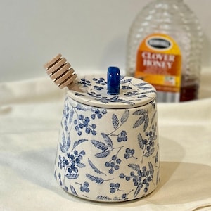 honey jar, honey pot with lid, ceramic honey jar with wooden dipper, blue floral design honey pot, home pottery gift, kitchen counter honey