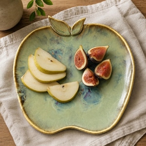Plato artesanal de cerámica verde con forma de manzana, bandeja rústica de gres para servir fruta, manzanas y cuenco de miel para el Año Nuevo judío.