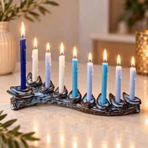 Keramisk grenmenora, blå livets träd-kandelaber med hanukkiah, handgjord rustik keramik-judaica-gåva