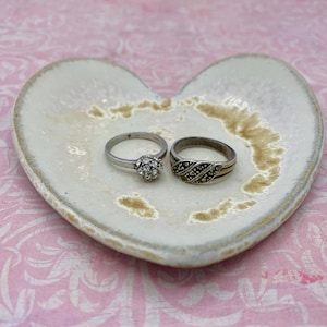 heart dish, heart-shaped ceramic dish, ideal pottery gift, small jewelry dish, guest soap dish, small heart bowl, heart shape ring dish