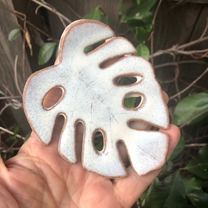 plat de monstera, plat de feuilles de monstera en céramique fabriqué à la main, cadeau pour les amoureux des feuilles, plat de feuilles de poterie décor tropical, feuille de porte-savon, cadeau poterie maison