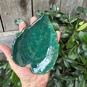 Piatto a forma di foglia in ceramica fatto a mano: portasapone/gioiello in ceramica verde