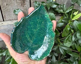Plato con forma de hoja, cuenco de cerámica artesanal con forma de hoja, cuenco con forma de hoja prensada, plato para joyas, jabonera para invitados, regalo de cerámica para el hogar, plato de cerámica con forma de hoja verde