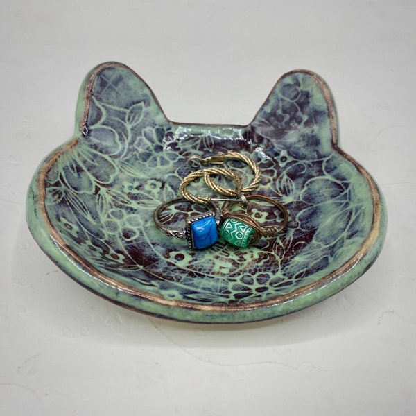 handcrafted cat-shaped ceramic dish, laurel green glaze, adorned with flowers and leaves, ideal for jewelry, small soap, more, artisan charm