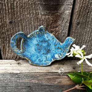 Handcrafted Teapot-Shaped Stoneware Dish: Floral Teabag Holder