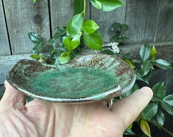 Plato con forma de hoja, cuenco de cerámica artesanal con forma de hoja, joyero, jabonera de hojas para invitados, regalo de cerámica para el hogar, plato de cerámica con forma de hoja prensada verde, plato pequeño
