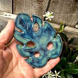 Handcrafted Ceramic Monstera Leaf Dish: Tropical Decor, Stoneware Pottery