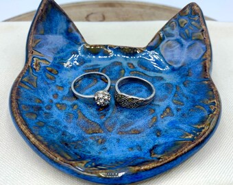 cat shaped dish handmade pottery, cat shaped dish, cat lovers gift, cat decor pottery, jewelry dish pottery, guest soap dish, teabag holder