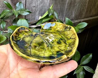 cuenco con forma de hoja, cuenco de cerámica artesanal con forma de hoja prensada, jabonera para invitados, regalo de cerámica para el hogar, cerámica con forma de hoja verde oscuro, plato para joyas, regalo para amantes de las hojas