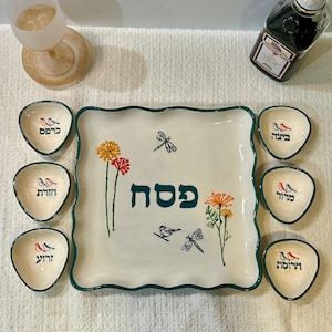 Plato de Séder de cerámica artesanal con cuencos: diseño hebreo de Pésaj