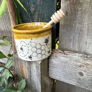 honingpot, honingpot, keramische honingpot met houten lepel, appels honingpot, keukenaardewerk cadeau, Rosj Hasjana-cadeau, ontwerp honingbij