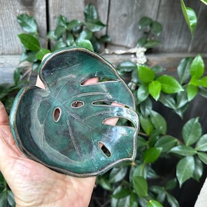 Handcrafted Ceramic Monstera Leaf Bowl: Tropical Home Decor