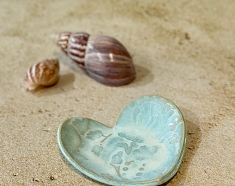 Plato de cerámica artesanal con forma de corazón: cuenco de gres blanco cremoso azul claro para joyas.