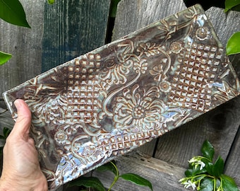 Bandeja de cerámica, fuente de servir de gres hecha a mano, bandeja larga con textura floral, bandeja para centro de mesa, regalo de cerámica para inauguración de casa