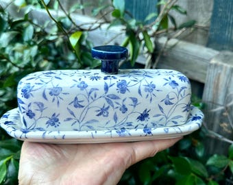 Burriera in ceramica stile francese con coperchio, decorazione con fiori blu, ideale da posizionare sul piano della cucina, regalo per l'inaugurazione della casa.