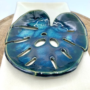 Handcrafted Ceramic Monstera Leaf Dish: Tropical Decor Pottery