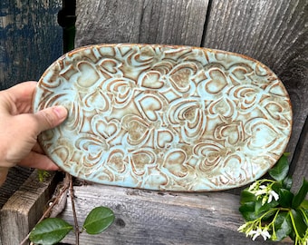 Keramik ovales Serviertablett, Servierplatte, blau gesprenkelte und Herzen Design, rustikale Platte, handgefertigte Vorspeisen Platte, Einweihungsgeschenk
