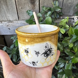 honingpot, honingpot, keramische honingpot met houten lepel, appels honingpot, keukenaardewerk cadeau, Rosj Hasjana-cadeau, ontwerp honingbij