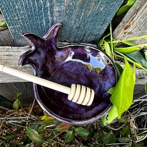 pomegranate bowl, ceramic pomegranate dish, Mediterranean style pottery, burgundy pomegranate pottery bowl, abundance decor, Judaica gift