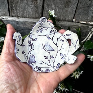 Handcrafted Teapot-Shaped Ceramic Dish: Floral Bird Motif, Stoneware Teabag Holder