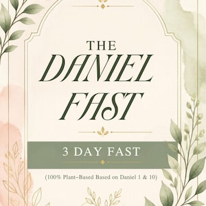 Può includere: Una scheda informativa rettangolare con sfondo color crema, foglie verdi ad acquerello e linee dorate. Il testo recita: THE DANIEL FAST, 3 DAY FAST, (100% Plant-Based Based on Daniel 1 & 10). In basso è presente l'icona di un libro aperto.