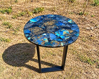 Mesa de centro artesanal em labradorita, com pedra azul iridescente, decoração de luxo para sala de estar.