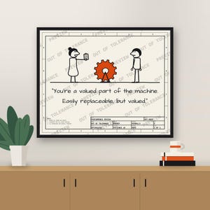 Könnte beinhalten: Ein gerahmter Druck mit einer Illustration im technischen Zeichenstil, zwei Strichmännchen und einem orangefarbenen Zahnrad. Der Text lautet: You're a valued part of the machine. Easily replaceable, but valued. Enthält eine Leistungstabelle.