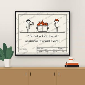 Könnte beinhalten: Ein gerahmter Druck mit einer Karikatur von zwei Strichmännchen neben einem brennenden Müllcontainer. Der Text lautet: "It's not a fire. It's an unplanned thermal event." Das Design enthält einen technischen Zeichnungsrahmen und eine Tabelle.