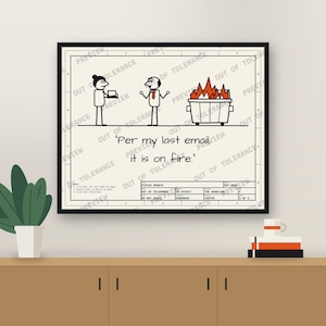 Könnte beinhalten: Ein gerahmter Druck mit einer Cartoon-Zeichnung im technischen Stil, die zwei Figuren neben einem brennenden Müllcontainer zeigt. Der Text lautet: "Per my last email, it is on fire." Das Design enthält ein Feld für Status-Updates.