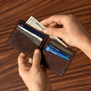 Vegan Men Wallet Cork - Cartera grabada personalizada Bifold Regalo vegano sostenible para hombres para tarjetas y efectivo