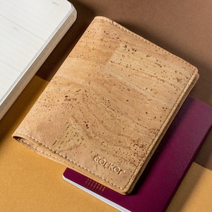 Carteira de passaporte vegana de cortiça - Presente personalizado gravado - Presente vegano sustentável dobrável para homem para cartões e dinheiro