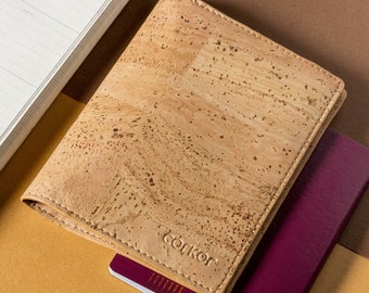 Passport Wallet Vegan Cork - Cadeau gravé personnalisé - Cadeau végétalien durable à deux volets pour homme pour cartes et espèces