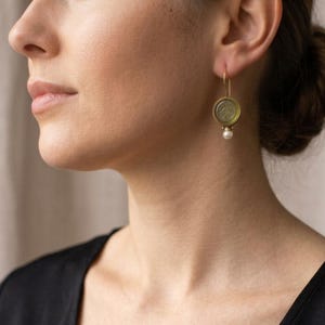 Antike Intaglio Ohrringe mit Perle, Olivgrüner Glas-Tiefdruck Schmuck, Bronze Vintage Hängeohrringe, Retro Statement Ohrhänger