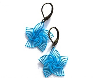 Ravissantes boucles d'oreilles  filigrane bleu,  fleur étoile.