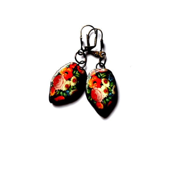 Boucles d'oreilles en forme de feuille, céramique artisanale, fleurs.