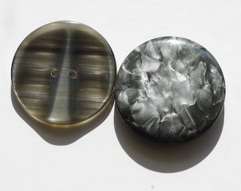 Lot de deux grands boutons anciens gris nacré années 40/50 de 33 mm de diamètre.