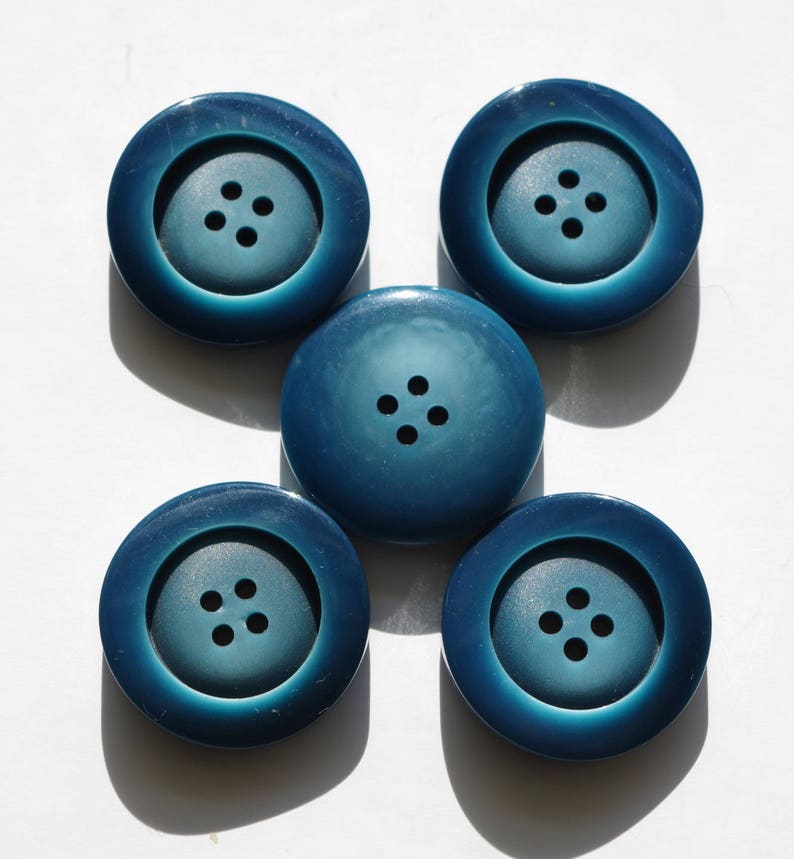 Lot de de 5 grands boutons épais bleu dégradé 4 trous de 28 mm de diamètre. image 2