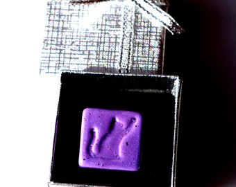 Ravissante petite bague chat en céramique artisanale violet mauve sur monture réglable.