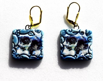 Boucles d'oreilles originales arabesques forme carrée adorable chaton tigré céramique artisanale, verso bleu pâle