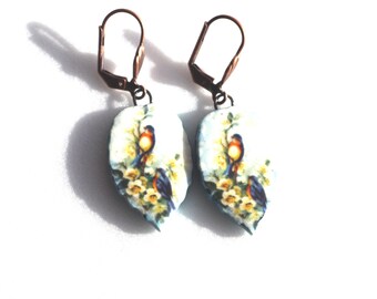 Boucles d'oreilles en forme de feuille, céramique artisanale oiseau et fleurs dos feuille turquoise.