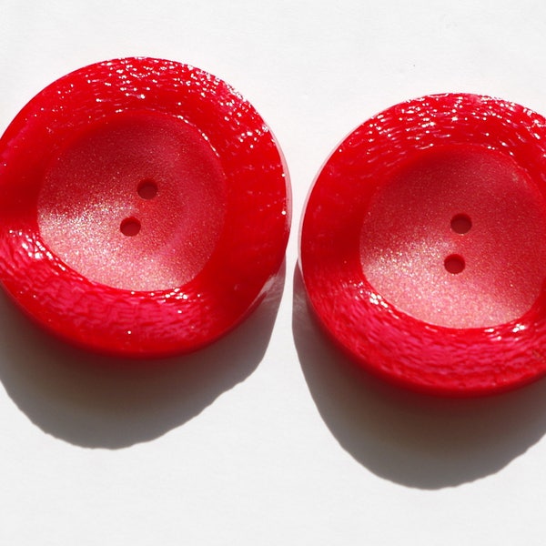 Lot de deux grands boutons vintage rouge rebord brillant de 35 mm de diamètre.