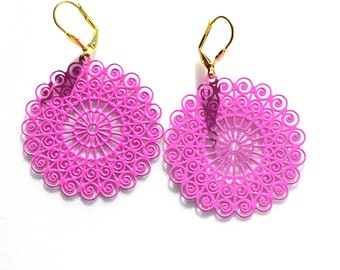 Grandes boucles d'oreilles  filigrane rose.